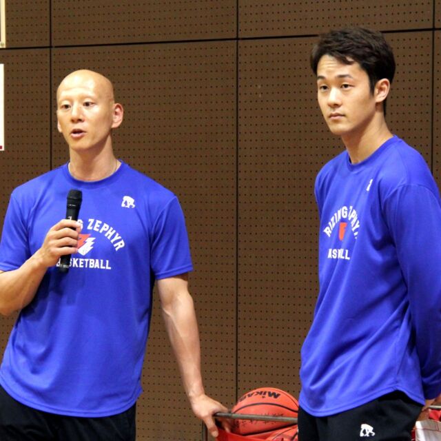 【イベント開催報告】
ライジングゼファーフクオカ「バスケットボール教室」を開催しました！🏀

5月5日（金・祝）こどもの日のイベントは「バスケットボール教室」

なんと！
講師はライジングゼファーフクオカの阿部友和選手と石橋侑磨選手‼

現役のプロバスケットボール選手に教えてもらえる機会は貴重でした✨
 

１部（未経験者の部）は46名。

ドリブルのやり方やシュートのコツを教えてもらい、バスケットボール（球技）を楽しみました！

２部（経験者の部）は49名。

経験者のみなさんには、基礎的な要素に加えて、実践で使えるワザを伝授してもらいましたよ！

汗だくで参加いただいた総勢95名の皆さん！

楽しんでいただけましたか？😀

次回のイベントまでお楽しみに！

#ライジングゼファー

#こどもの日

#バスケットボール